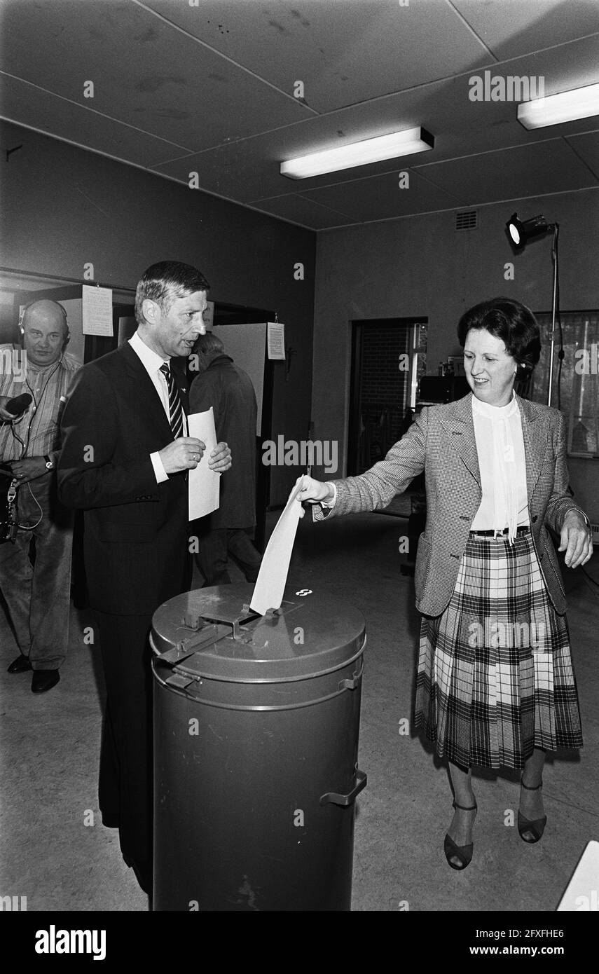 Elezioni della Camera bassa 1981; la moglie di Van Agt emana il suo voto, ha lasciato Van Agt, 26 maggio 1981, VOTANDO, Elezioni, donne, Paesi Bassi, foto agenzia stampa del XX secolo, notizie da ricordare, documentario, fotografia storica 1945-1990, storie visive, Storia umana del XX secolo, che cattura momenti nel tempo Foto Stock