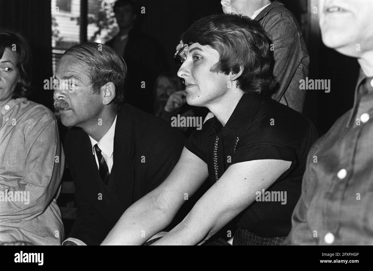 Elezioni della Camera bassa 1981; riunione elettorale PPR ad Artis; Ria Beckers (r) con Bas Gaay Fortman, 26 maggio 1981, elezioni, riunioni elettorali, I Paesi Bassi, foto agenzia stampa del XX secolo, notizie da ricordare, documentario, fotografia storica 1945-1990, storie visive, Storia umana del XX secolo, che cattura momenti nel tempo Foto Stock