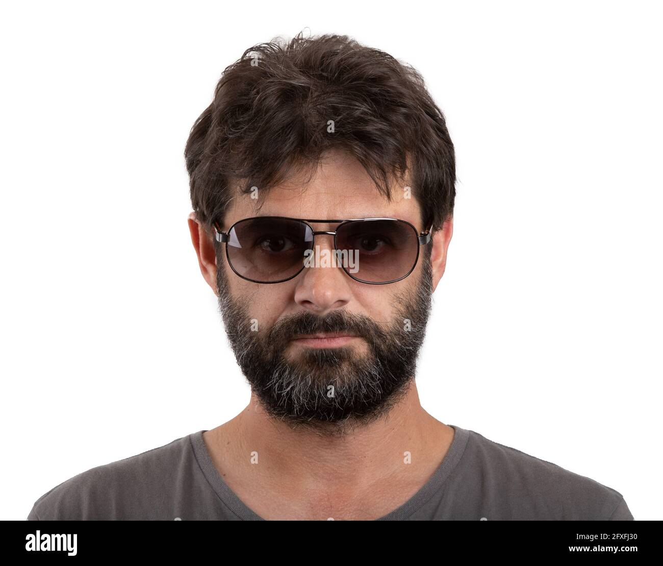 ritratto di un uomo bearded ordinario di 40 anni con occhiali da sole  isolati su bianco Foto stock - Alamy