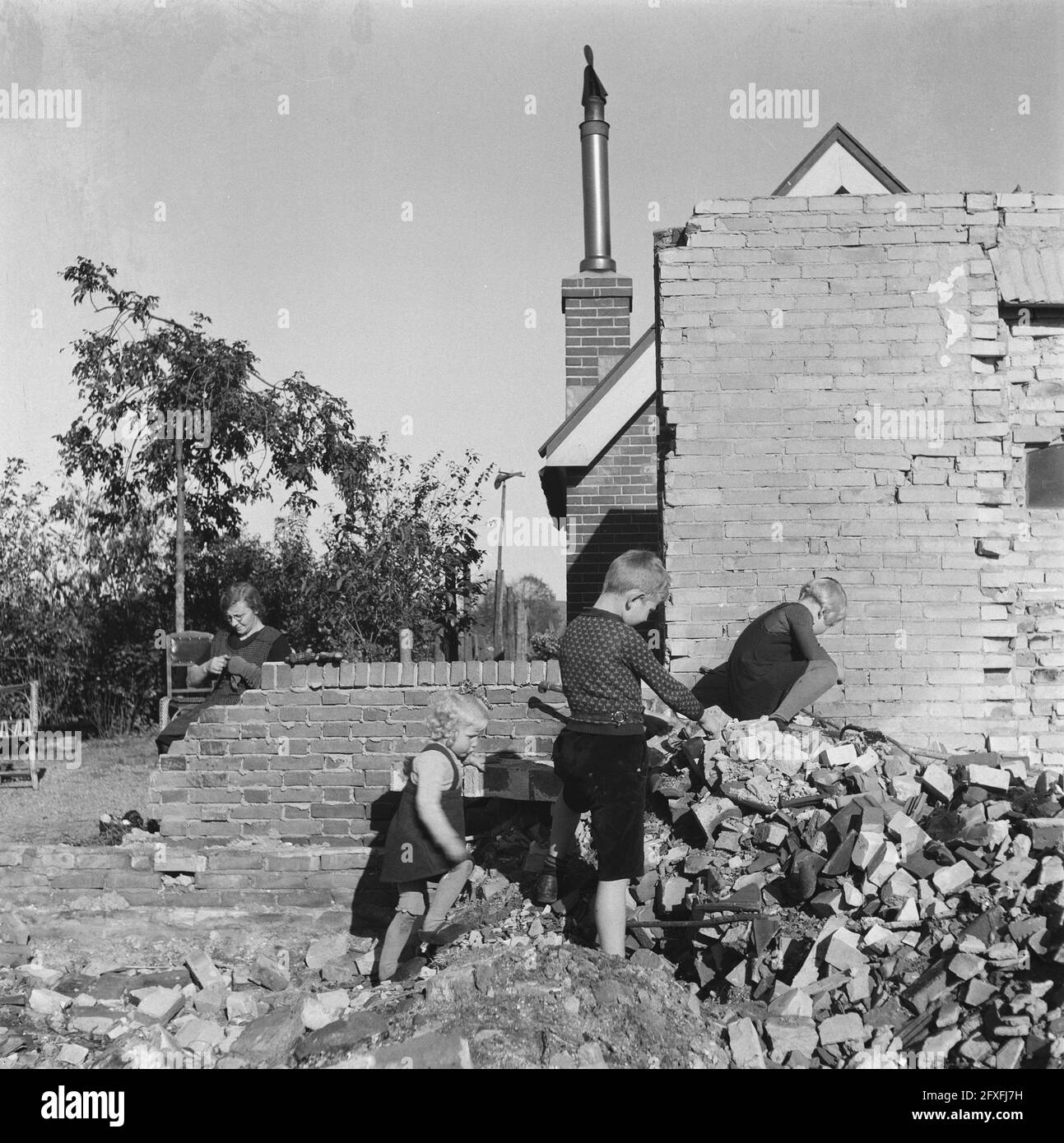 seconda guerra mondiale, bambini, gioco, pietre, detriti, Ottobre 29, 1945, bambini, detriti, gioco, Pietre, seconda guerra mondiale, Paesi Bassi, foto agenzia stampa del XX secolo, notizie da ricordare, documentario, fotografia storica 1945-1990, storie visive, Storia umana del XX secolo, che cattura momenti nel tempo Foto Stock