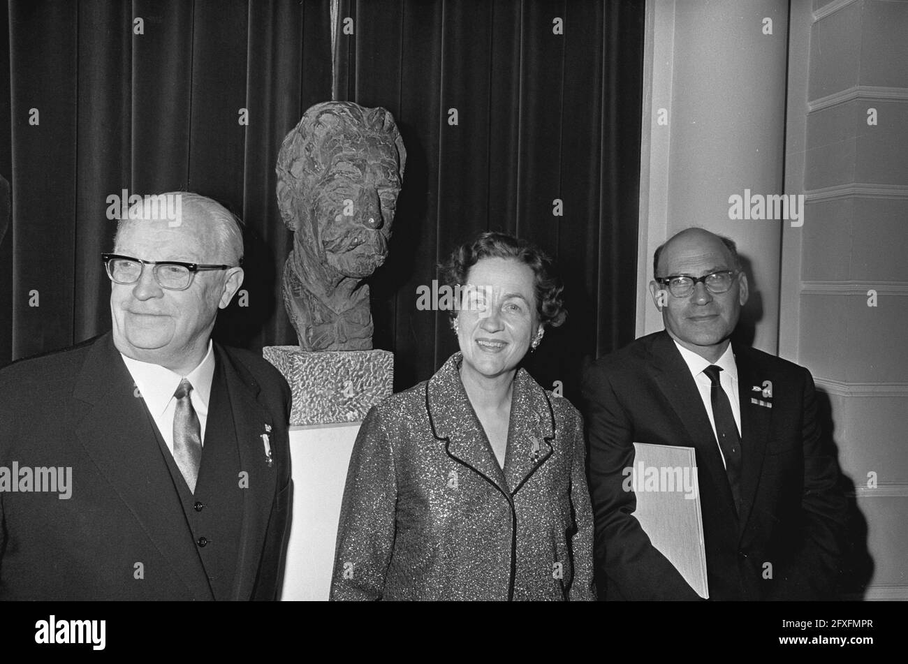 Presentazione del Premio Albert Schweitzer in Concertgebouw, i vincitori, da sinistra a destra Dr. H.K.E. Gruber, A.B. Korndorfer e B.J. Ben Assa, 15 gennaio 1967, CONCERTGERBOUWEN, presentazioni dei premi, I Paesi Bassi, foto agenzia stampa del XX secolo, notizie da ricordare, documentario, fotografia storica 1945-1990, storie visive, Storia umana del XX secolo, che cattura momenti nel tempo Foto Stock