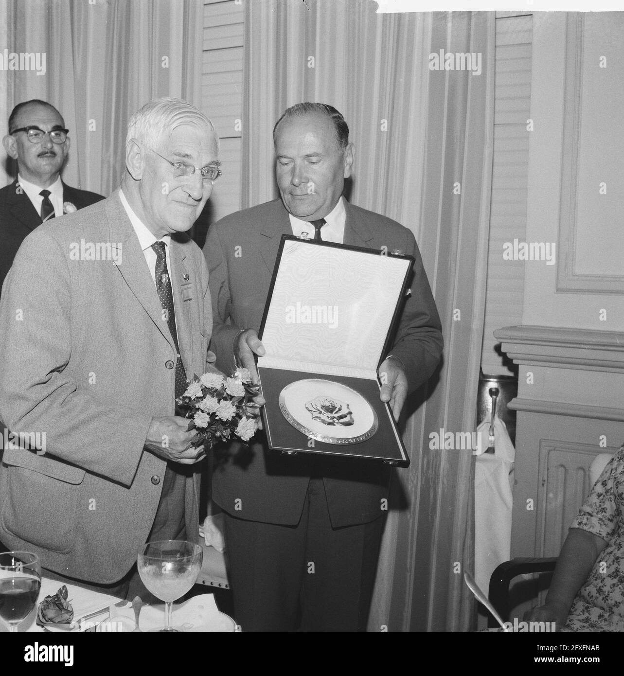 Presentazione di Golden Rose, l'Aia alderman Lissa Nessel MR. Ruys, 17 luglio 1962, presentazioni, aldermen, I Paesi Bassi, foto agenzia stampa del XX secolo, notizie da ricordare, documentario, fotografia storica 1945-1990, storie visive, Storia umana del XX secolo, che cattura momenti nel tempo Foto Stock