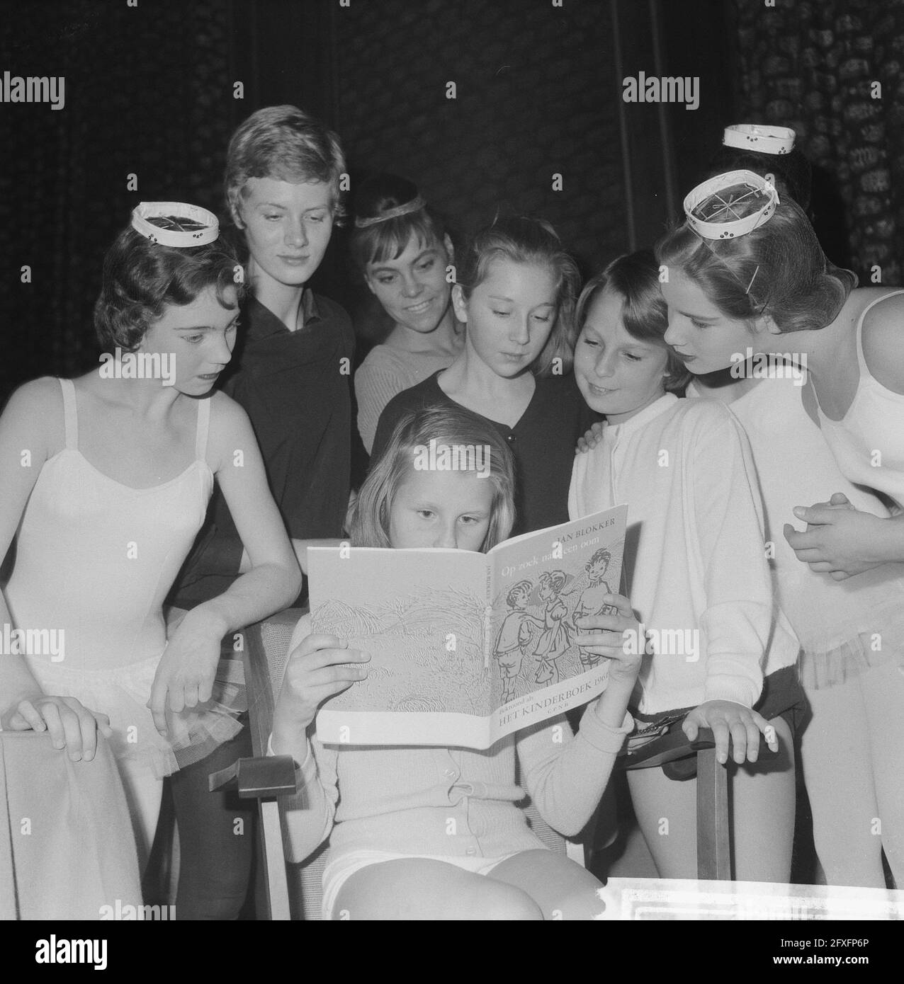Presentazione del premio per il miglior libro per bambini. Ballet Girls con libro di Jan Blokker, 25 ottobre 1961, presentazioni, libri, premi, Paesi Bassi, foto agenzia stampa del XX secolo, notizie da ricordare, documentario, fotografia storica 1945-1990, storie visive, Storia umana del XX secolo, che cattura momenti nel tempo Foto Stock