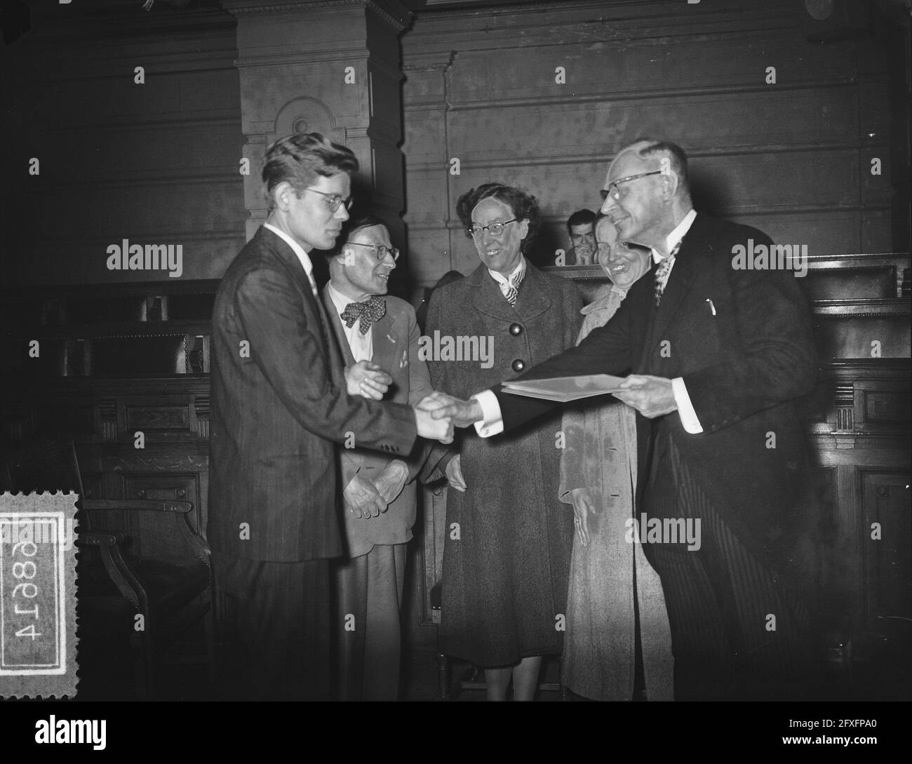 Presentazione Reina Prinsen Geerligsprijs a Henk Meijer di R.H. Prinsen Geerligs, 24 novembre 1954, premi, Paesi Bassi, foto agenzia stampa del xx secolo, notizie da ricordare, documentario, fotografia storica 1945-1990, storie visive, Storia umana del XX secolo, che cattura momenti nel tempo Foto Stock