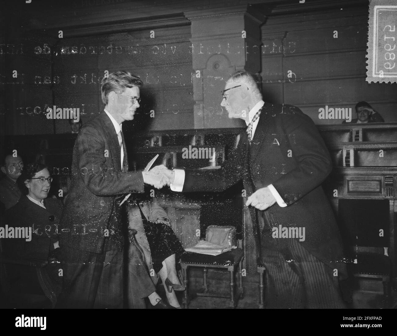 Presentazione Reina Prinsen Geerligsprijs a Henk Meijer di R.H. Prinsen Geerligs, 24 novembre 1954, premi, Paesi Bassi, foto agenzia stampa del xx secolo, notizie da ricordare, documentario, fotografia storica 1945-1990, storie visive, Storia umana del XX secolo, che cattura momenti nel tempo Foto Stock