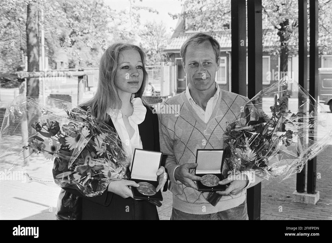 Presentazione dei premi teatrali in Amersfoort; Joop Admiraal ( con il premio Louis Dor e Marjan Brandsma (l) con il premio Theo Dor, 13 maggio 1982, presentazioni, premi teatrali, I Paesi Bassi, foto agenzia stampa del XX secolo, notizie da ricordare, documentario, fotografia storica 1945-1990, storie visive, Storia umana del XX secolo, che cattura momenti nel tempo Foto Stock