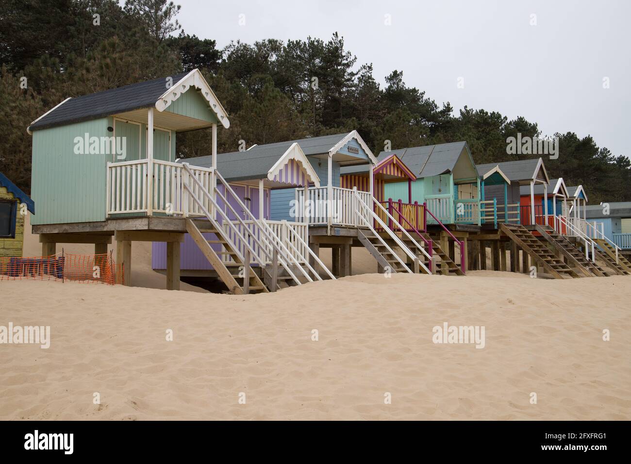 Capanne sulla spiaggia in una fila vista sulla spiaggia di Wells-Next-Sea a Norfolk. Foto Stock