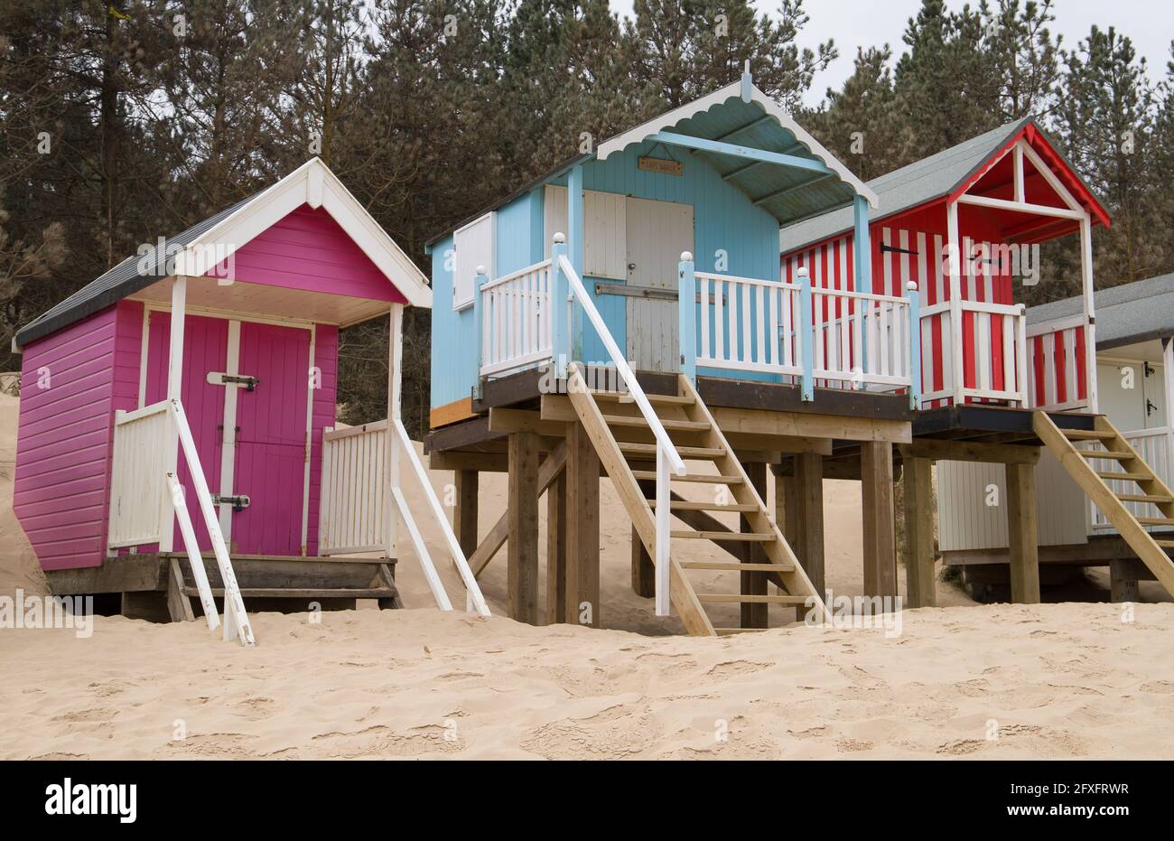 Graziose capanne sulla spiaggia nelle dune viste a Wells-Next-Sea a Norfolk. Foto Stock