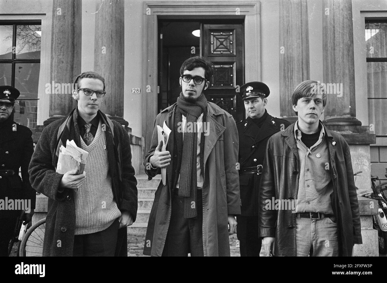 Utrecht studenti in tribunale, tre di quattro. Meijer, de Lange, Altena, 12 marzo 1968, STUDENTI, Giudici, Paesi Bassi, foto agenzia stampa del XX secolo, notizie da ricordare, documentario, fotografia storica 1945-1990, storie visive, Storia umana del XX secolo, che cattura momenti nel tempo Foto Stock