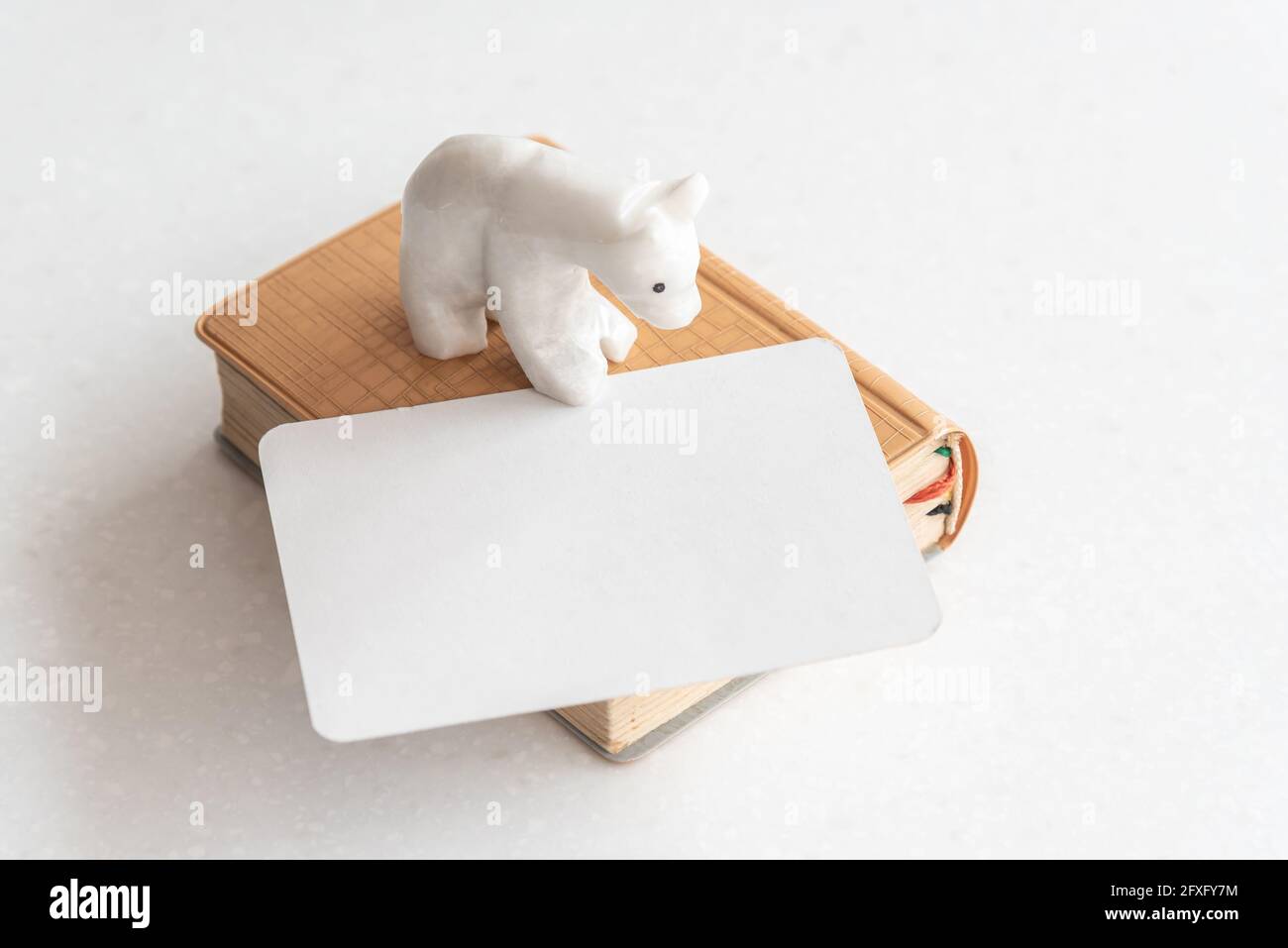 Notebook con personaggio decorativo e biglietto da visita vuoto Foto Stock