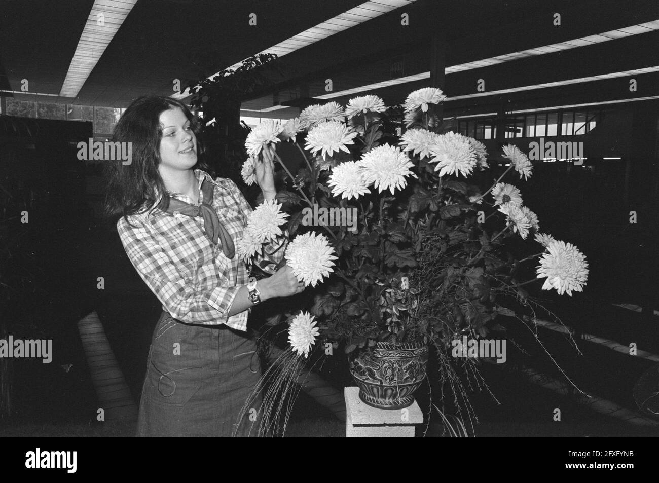 Fiera dell'organizzazione dei fiori a Jaarbeurs; ragazza con mazzo di fiori, 28 settembre 1976, FIORI, FIERE, ragazze, I Paesi Bassi, foto agenzia stampa del XX secolo, notizie da ricordare, documentario, fotografia storica 1945-1990, storie visive, Storia umana del XX secolo, che cattura momenti nel tempo Foto Stock