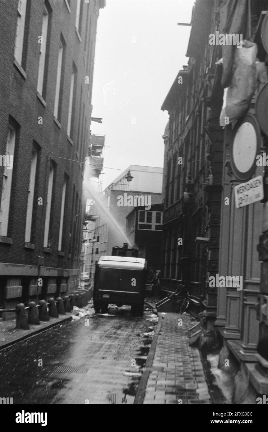 Stasera la polizia ha rimosso il ponte aereo tra il Maagdenhuis e la Biblioteca Universitaria di Adam cannone d'acqua coperto di vernice, 20 maggio 1969, POLIZIA, Università, Occupazioni, biblioteche, studenti, Paesi Bassi, foto agenzia stampa del XX secolo, notizie da ricordare, documentario, fotografia storica 1945-1990, storie visive, Storia umana del XX secolo, che cattura momenti nel tempo Foto Stock