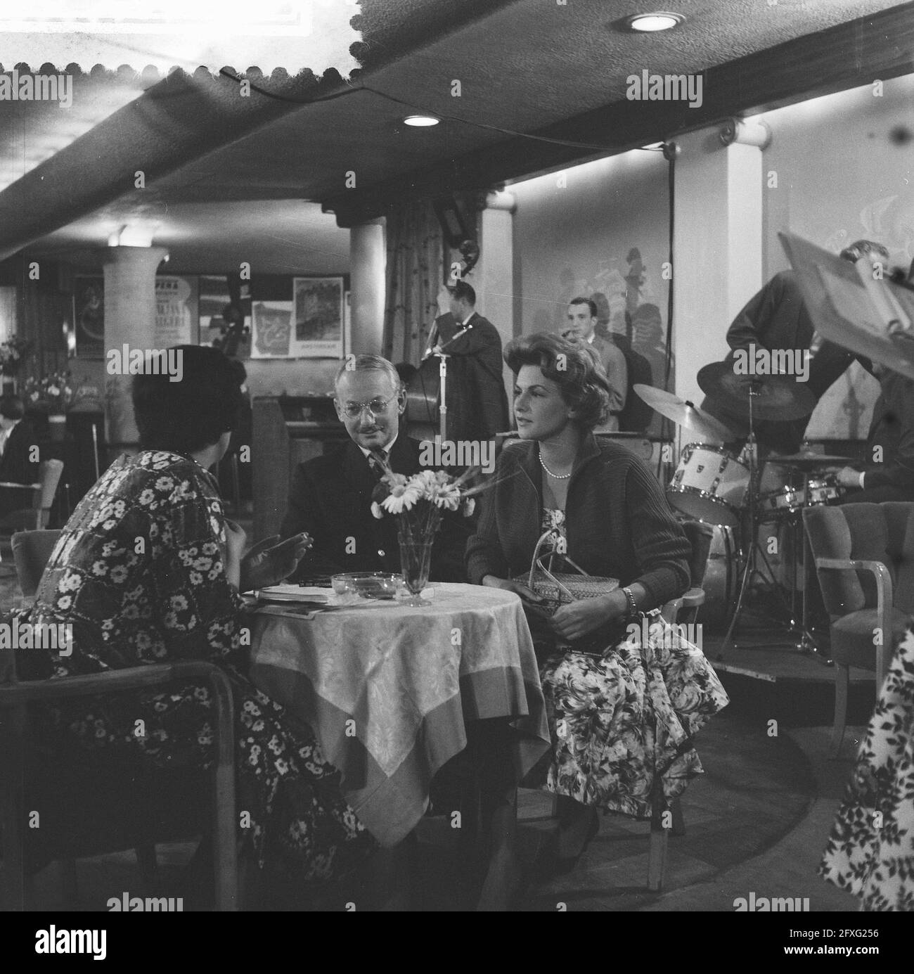 VARA ha trasmesso en passant a Bellevue, da sinistra a destra Netty Rosenfeld, David Kozeff e Nicole Maurey, 26 maggio 1959, star del cinema, televisione, Trasmissioni, Paesi Bassi, foto agenzia stampa del XX secolo, notizie da ricordare, documentario, fotografia storica 1945-1990, storie visive, Storia umana del XX secolo, che cattura momenti nel tempo Foto Stock