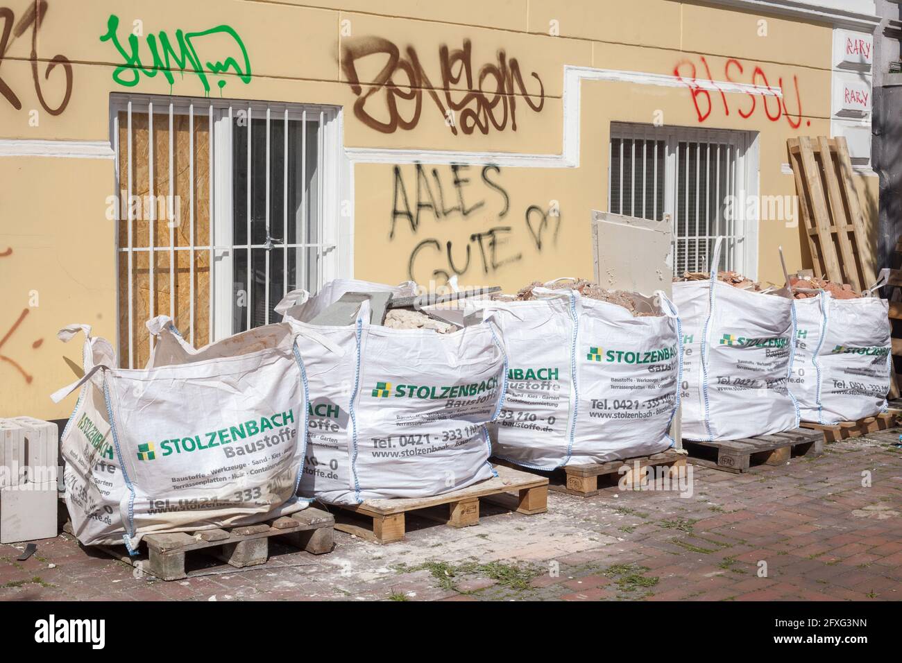 Sacchi di spazzatura riempiti di macerie in piedi per strada, Germania, Europa Foto Stock
