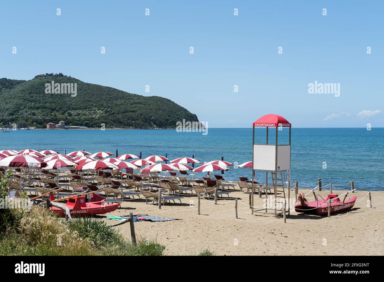 Spiaggia Baratti vicino a Piombino e Livorno durante la stagione estiva, Toscana Italia Foto Stock
