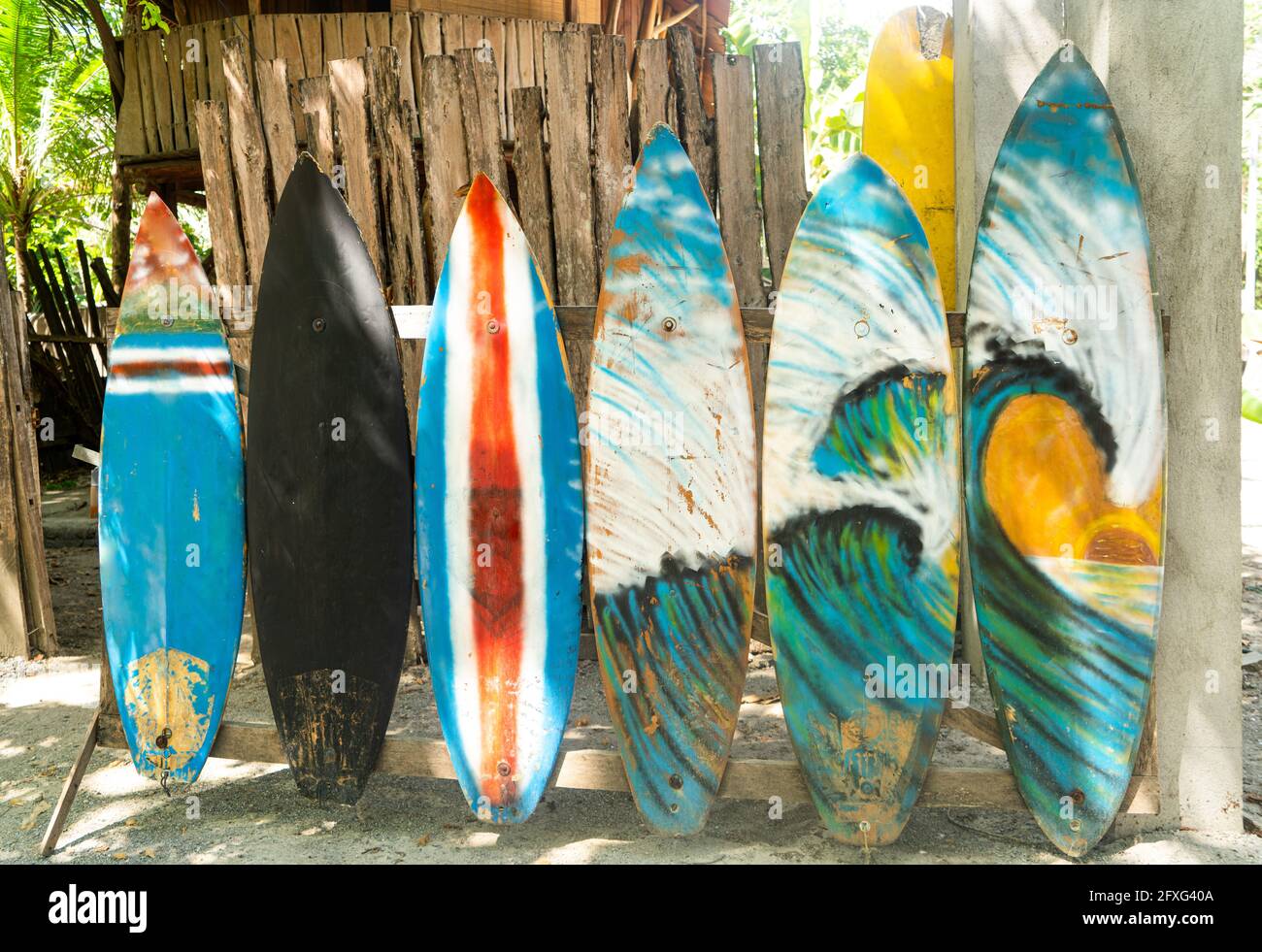 Cancello composto da sei tavole da surf usate in un campo da surf Foto Stock