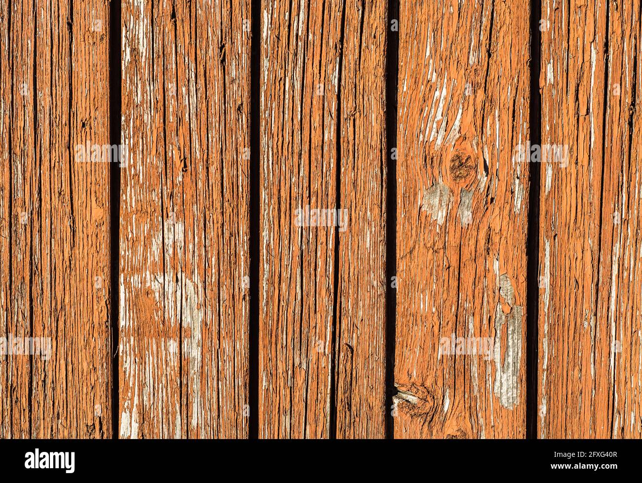 Trama di fondo di tavole di legno verniciate di colore marrone. Foto Stock