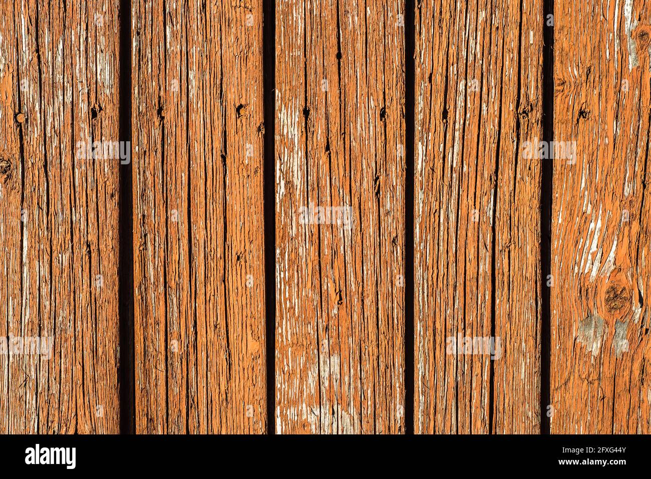 Trama di fondo di tavole di legno verniciate di colore marrone. Foto Stock