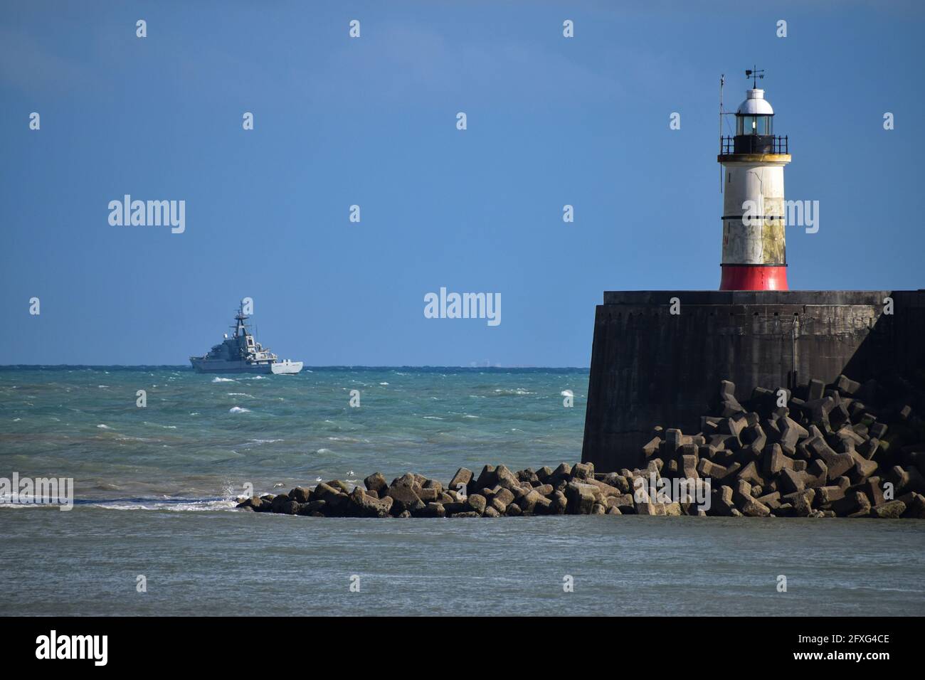 Royal Navy HMS Mersey al largo di Newhaven Harbour Arm Foto Stock