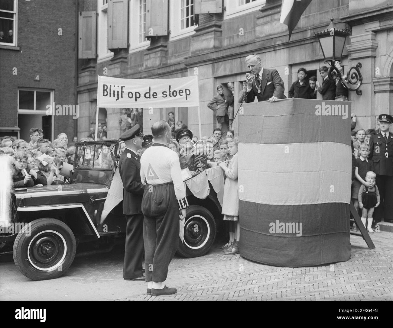 Safe Traffic Action Verkeerston, addestratore ricevente Bob, nel cortile del municipio di Amsterdam, presentando il sindaco d'Ailly con una medaglia commemorativa., 23 giugno 1949, sindaci, barili, Traffic, Paesi Bassi, foto agenzia stampa del XX secolo, notizie da ricordare, documentario, fotografia storica 1945-1990, storie visive, Storia umana del XX secolo, che cattura momenti nel tempo Foto Stock