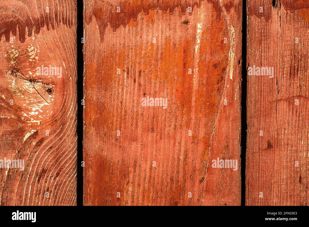 Trama di fondo di tavole di legno dipinte di colore rosso. Foto Stock