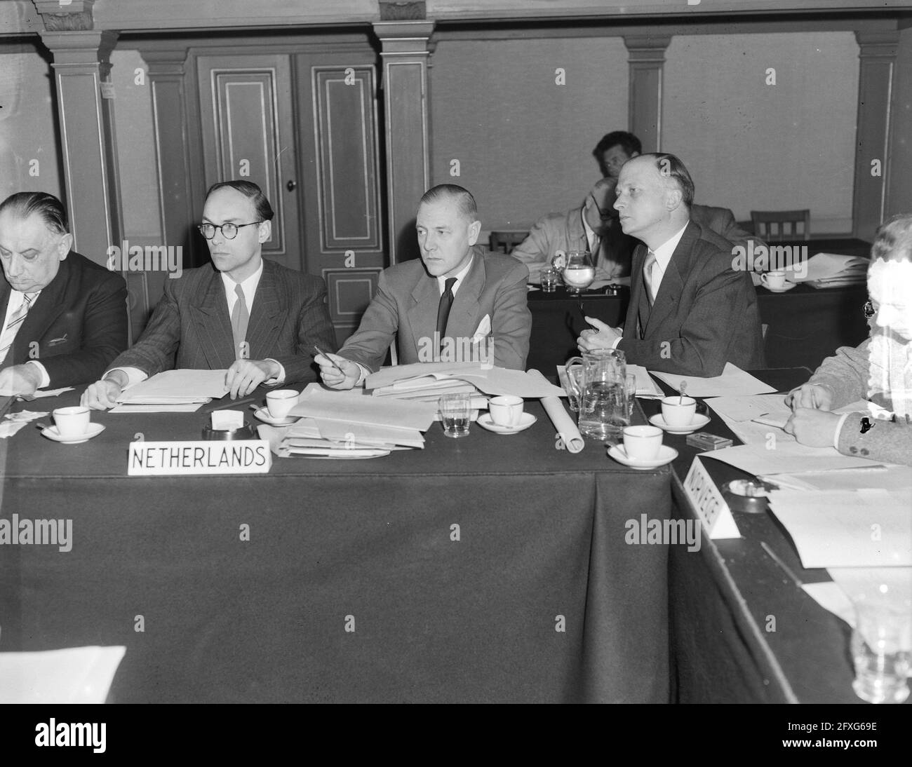 Riunione della Commissione atomica a Trippenhuis Amsterdam Niels Bohr, scienziato atomico svedese, 4 ottobre 1952, riunioni, I Paesi Bassi, foto agenzia stampa del XX secolo, notizie da ricordare, documentario, fotografia storica 1945-1990, storie visive, Storia umana del XX secolo, che cattura momenti nel tempo Foto Stock