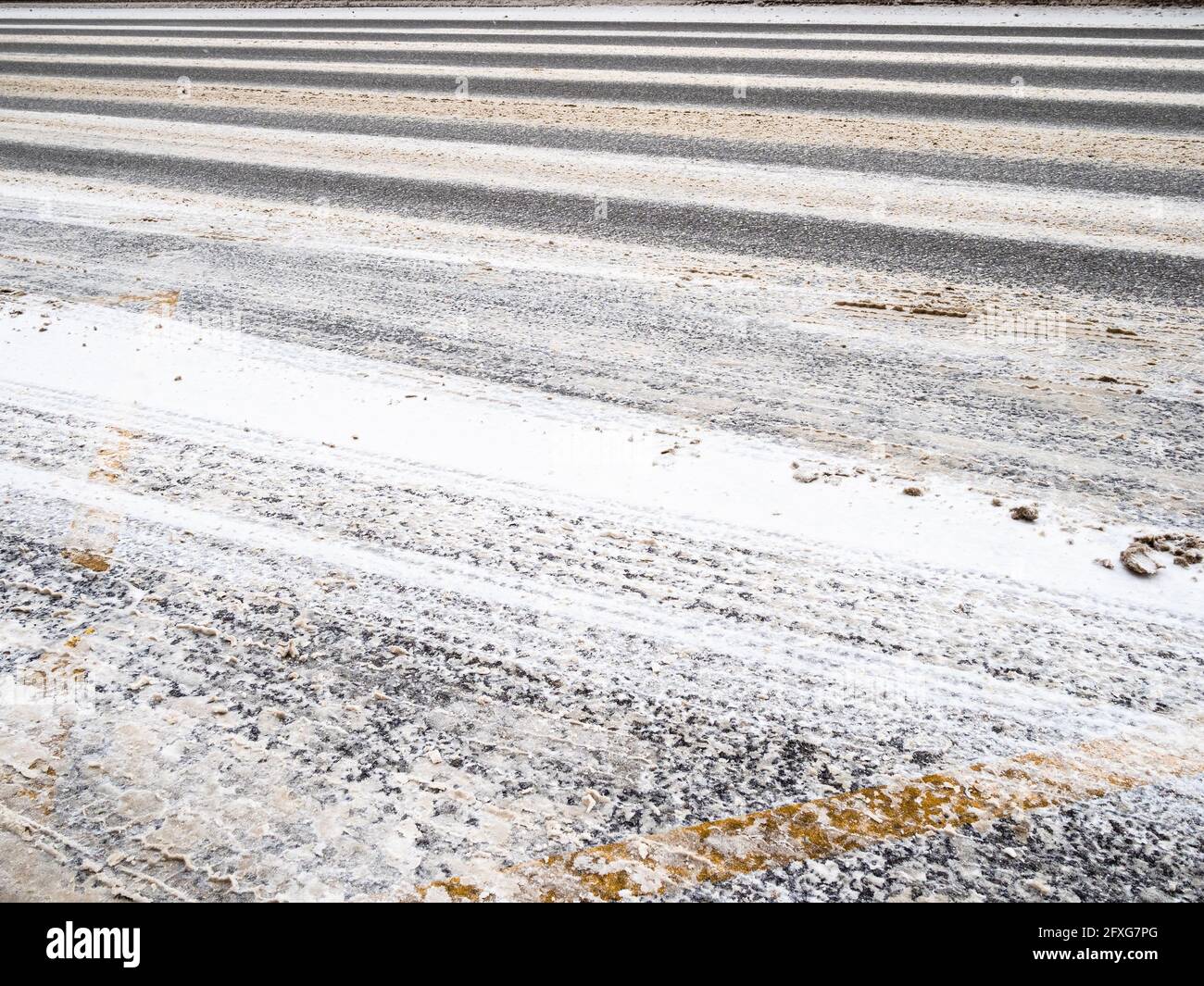 superficie ghiacciata scivolosa della strada a più corsie dopo la nevicata in inverno giorno Foto Stock