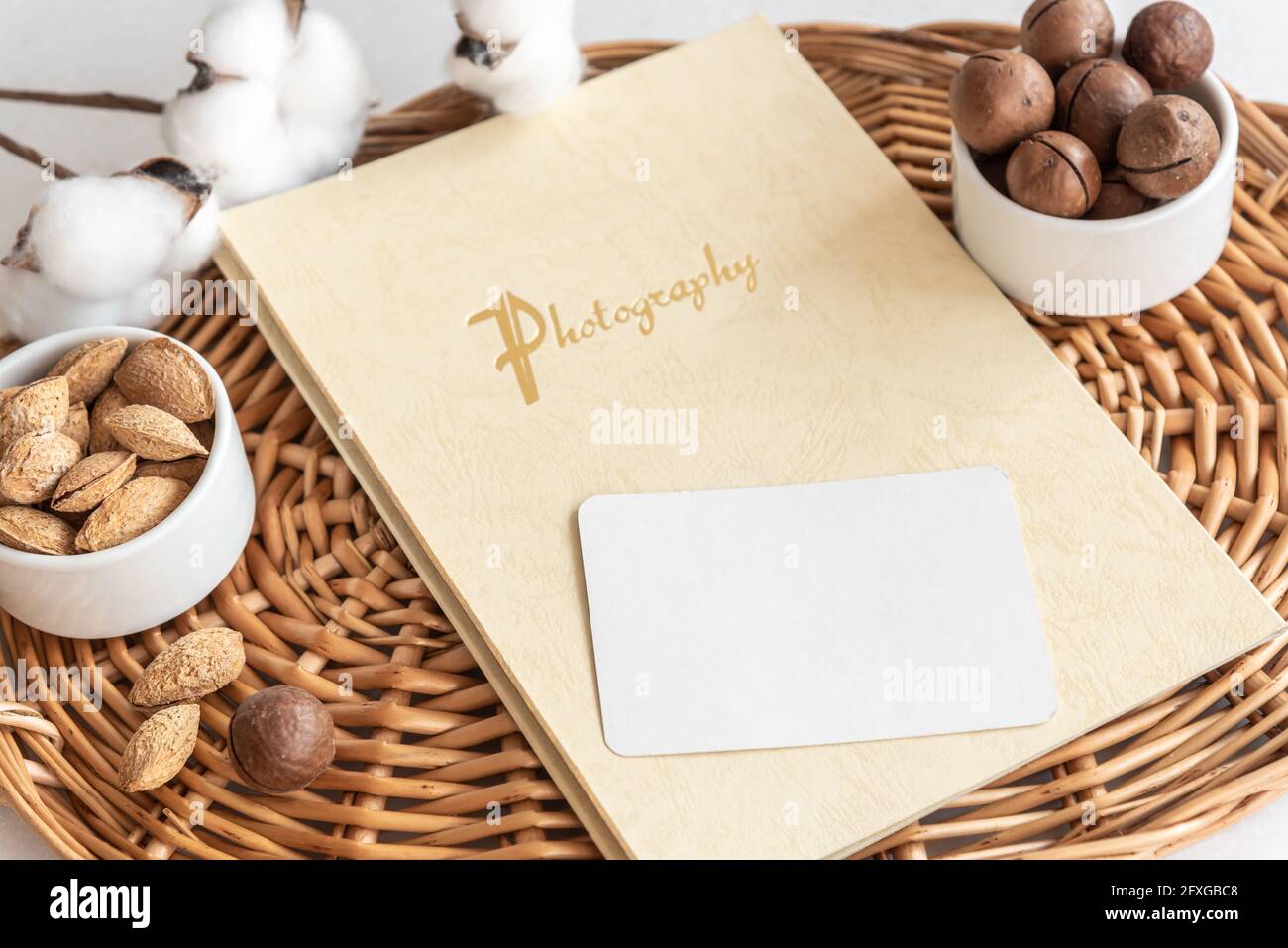 Collage di fotobook e dadi vuoti per biglietti da visita sul vassoio Foto Stock