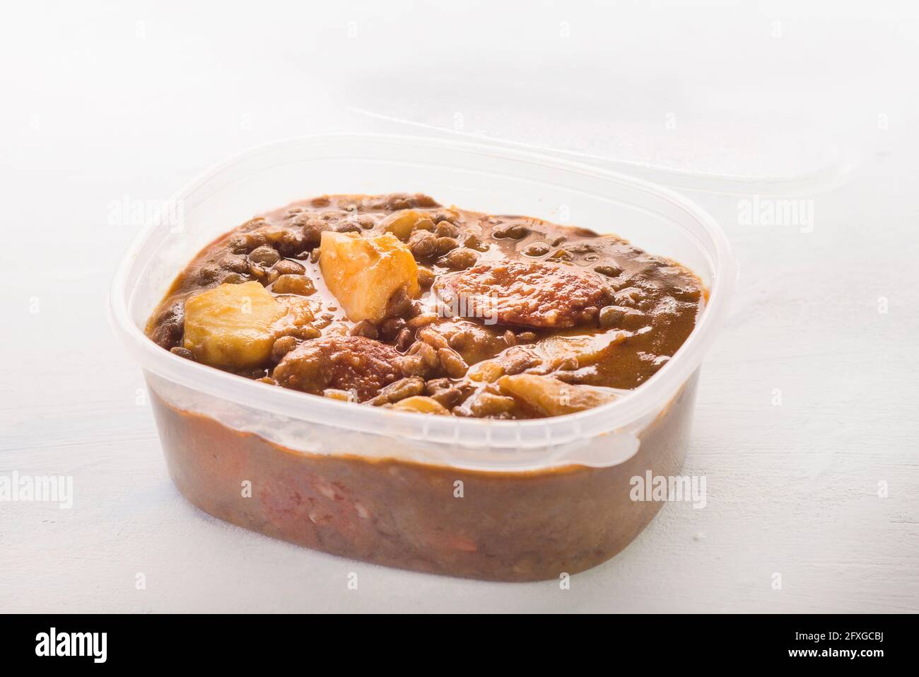 Lenticchie spagnole con patate, carote e chorizo Foto Stock