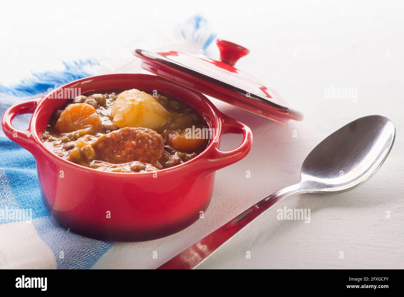 Lenticchie spagnole con patate, carote e chorizo Foto Stock