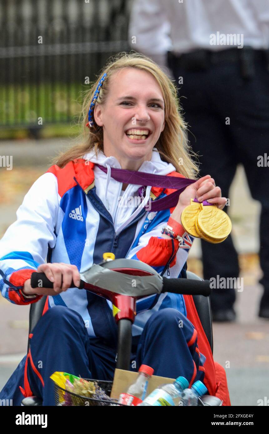 Sophie Christiansen del Team GB Olympians lascia Buckingham Palace dopo la sfilata della vittoria. Olimpiadi di Londra 2012. Equestre Paralympian Foto Stock