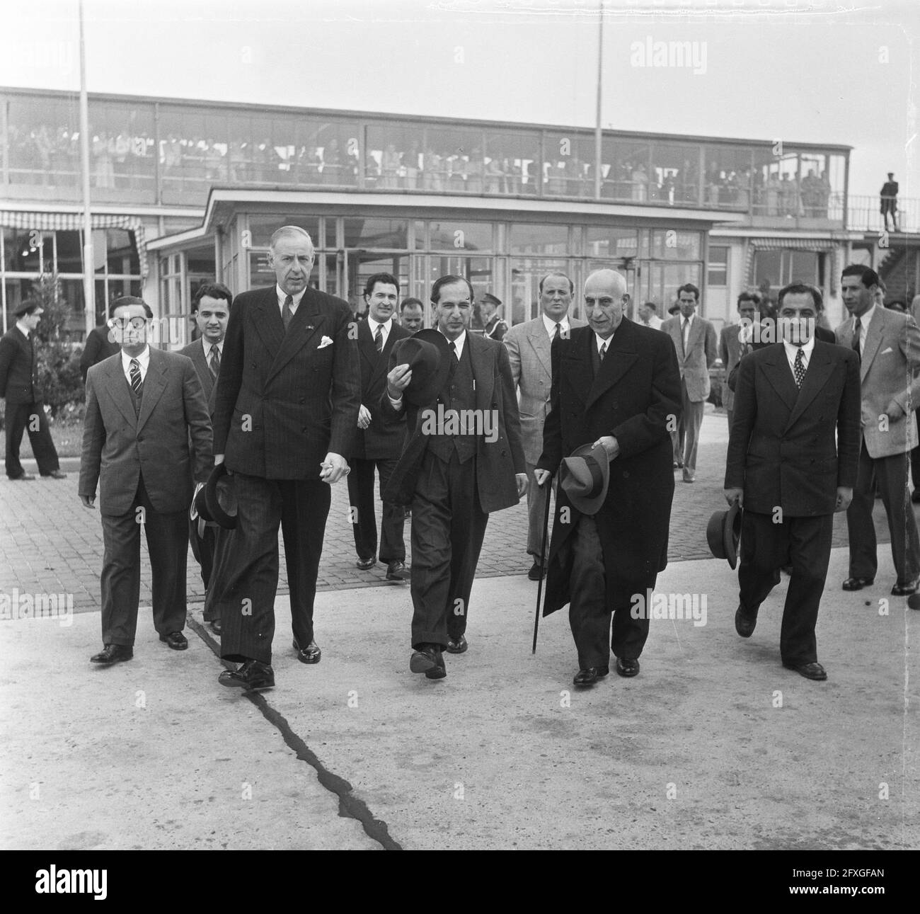 Partenza di Mossadeg dall'aeroporto di Schiphol, 23 giugno 1952, PARTENZA, Paesi Bassi, foto agenzia stampa del xx secolo, notizie da ricordare, documentario, fotografia storica 1945-1990, storie visive, Storia umana del XX secolo, che cattura momenti nel tempo Foto Stock