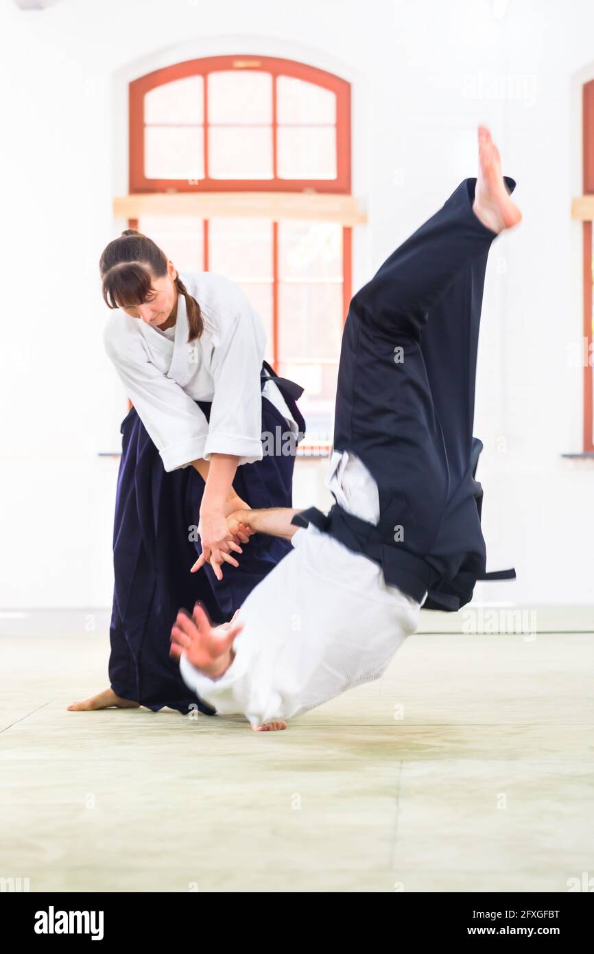 L uomo e la donna di combattere ad Aikido la formazione nella scuola di arti marziali Foto Stock