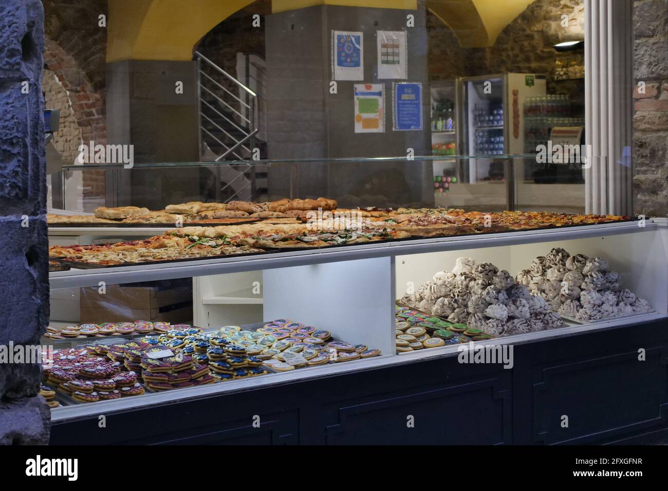 Specialità gastronomiche bergamasche in mostra lungo le strade di il centro Foto Stock