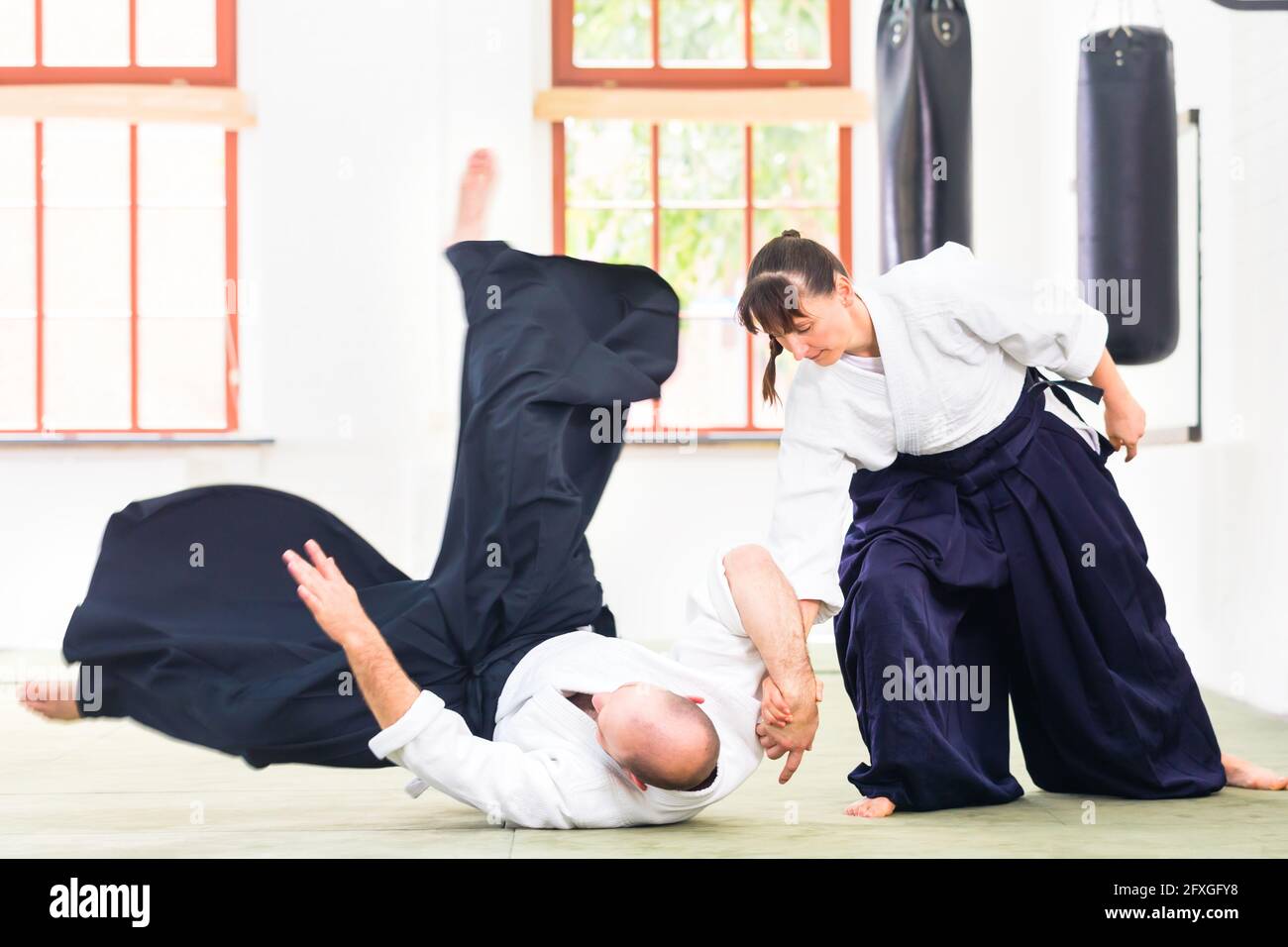 L uomo e la donna di combattere ad Aikido la formazione nella scuola di arti marziali Foto Stock