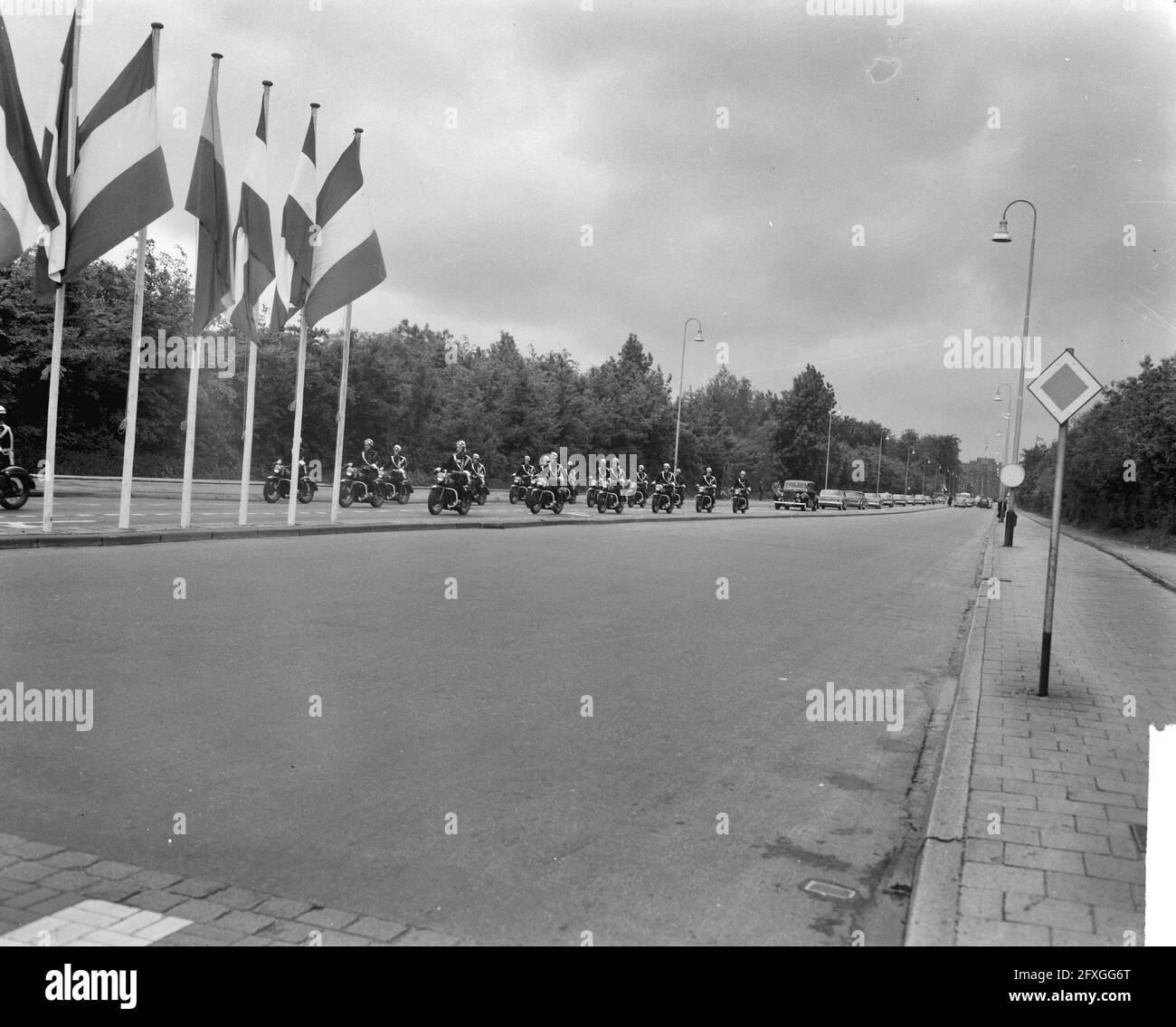 Partenza da Scharf da Palace Huis ten Bosch . Colonna dei poliziotti del motociclo, 19 maggio 1961, colonne, palazzi, Partenze, Paesi Bassi, foto agenzia stampa del XX secolo, notizie da ricordare, documentario, fotografia storica 1945-1990, storie visive, Storia umana del XX secolo, che cattura momenti nel tempo Foto Stock