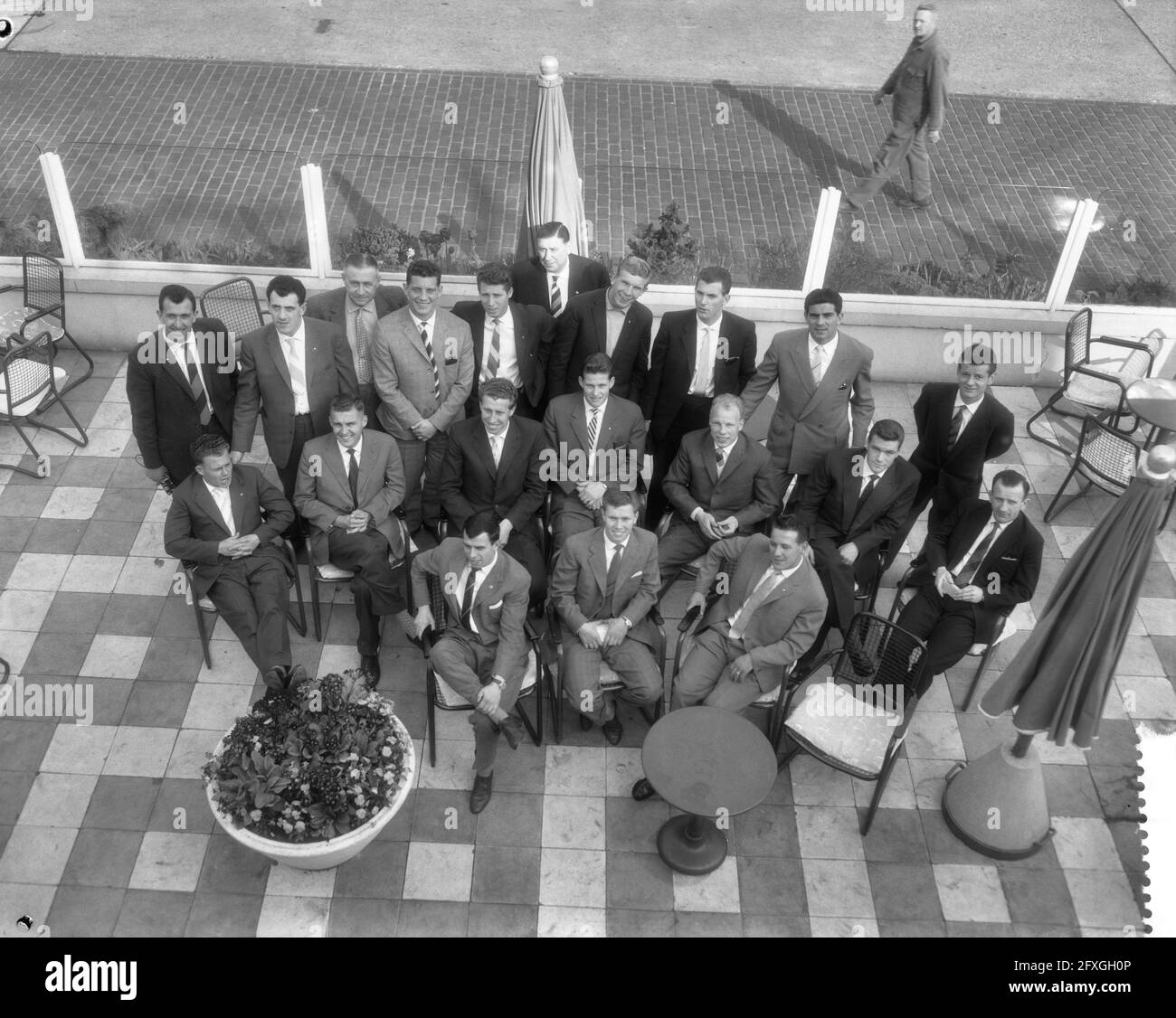 Partenza della nazionale olandese dall'aeroporto di Schiphol alla Turchia, il team sulla terrazza dell'aeroporto di Schiphol, prima fila da sinistra a destra Moulijn, De Vries, Bosselaar, 8 maggio 1959, Ritratti di gruppo, sport, calcio, Paesi Bassi, foto agenzia stampa del XX secolo, notizie da ricordare, documentario, fotografia storica 1945-1990, storie visive, Storia umana del XX secolo, che cattura momenti nel tempo Foto Stock