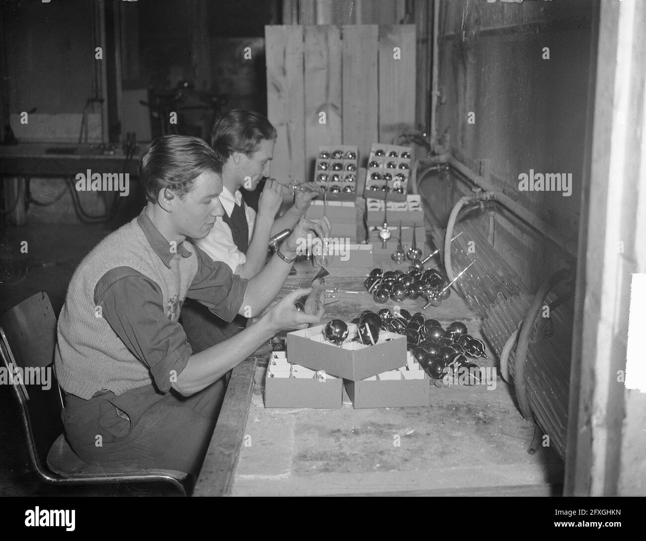 Produzione ornamenti albero di Natale, 23 novembre 1948, Paesi Bassi, foto agenzia stampa del XX secolo, notizie da ricordare, documentario, fotografia storica 1945-1990, storie visive, Storia umana del XX secolo, che cattura momenti nel tempo Foto Stock