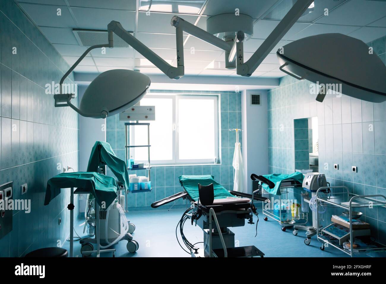 Apparecchiature e dispositivi medici in una moderna sala operatoria Foto Stock