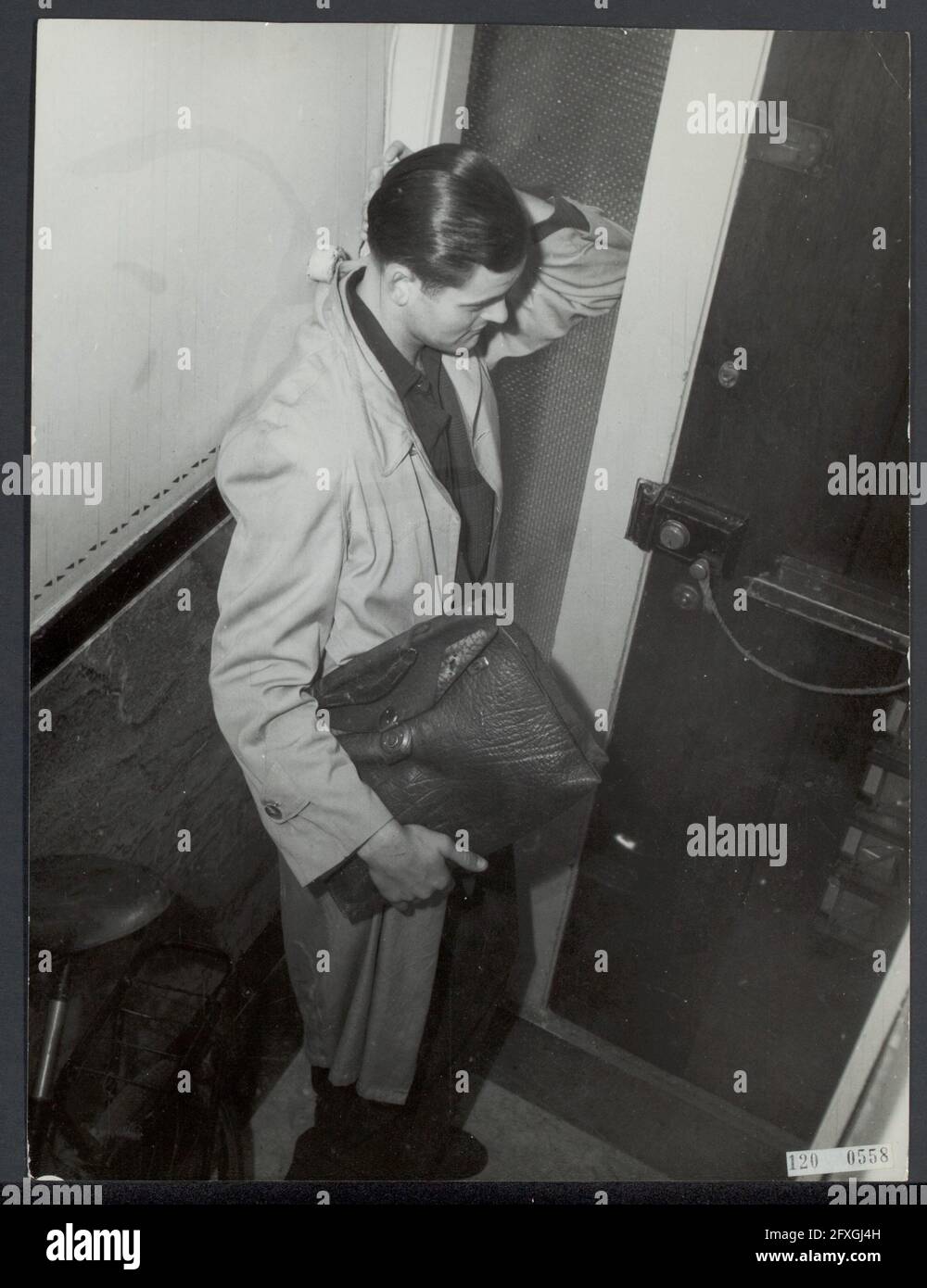 Il combattente della resistenza Tony van Rentinghem, fotografato dopo la guerra. Qui si pone in una serie sulla resistenza olandese. In guardia per la Gestapo, agosto 1945, ritratti, seconda guerra mondiale, resistenza, I Paesi Bassi, foto agenzia stampa del XX secolo, notizie da ricordare, documentario, fotografia storica 1945-1990, storie visive, Storia umana del XX secolo, che cattura momenti nel tempo Foto Stock