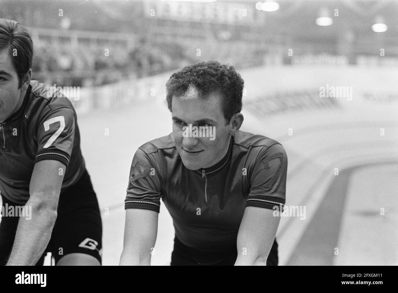 Quarta Amsterdam sei giorni di ciclismo in RAI. Numero 15 R. Wagtmans, numero 16 Left Sigi Renz, rec HARM Ottenbros, 11 dicembre 1969, WIELRENNEN, I Paesi Bassi, foto agenzia stampa del XX secolo, notizie da ricordare, documentario, fotografia storica 1945-1990, storie visive, Storia umana del XX secolo, che cattura momenti nel tempo Foto Stock