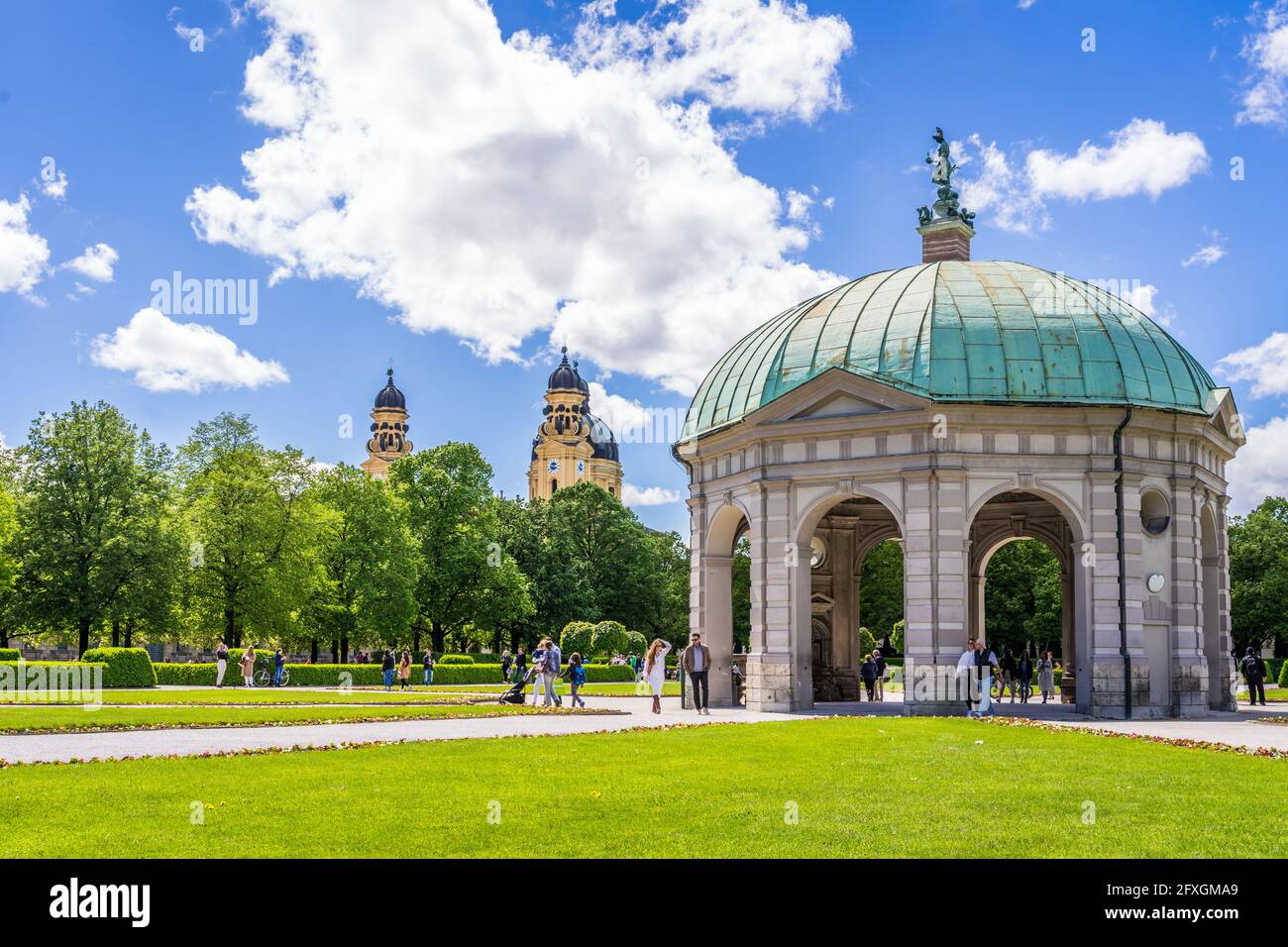 Hofgarten der Münchner Residenz mit Dianatempel und Theatinerkirche Foto Stock