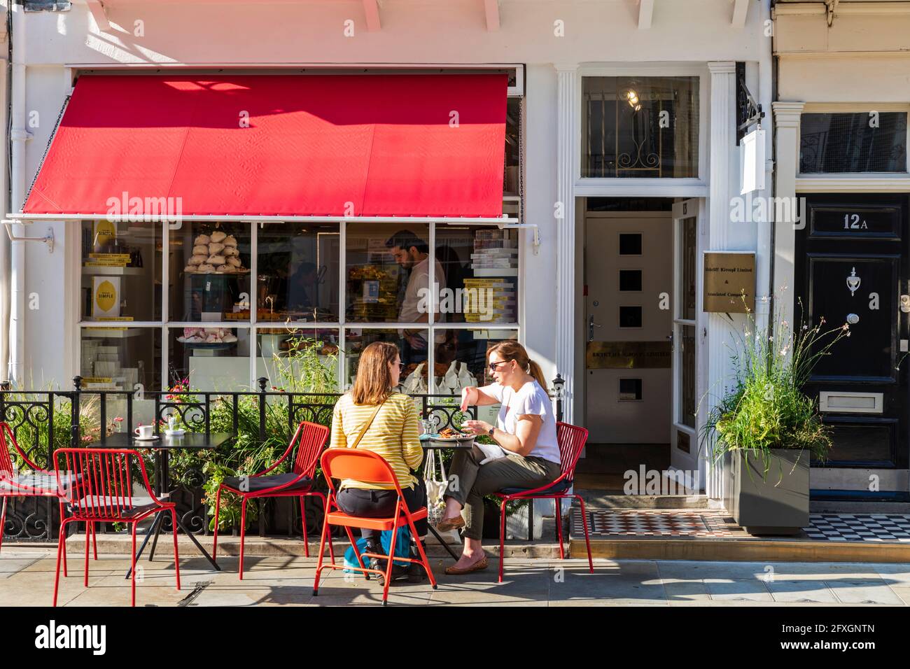 Le giovani donne gusterano il pranzo all'Ottolenghi Deli in Motcomb Street a Belgravia, Londra, Inghilterra, Regno Unito. Foto Stock