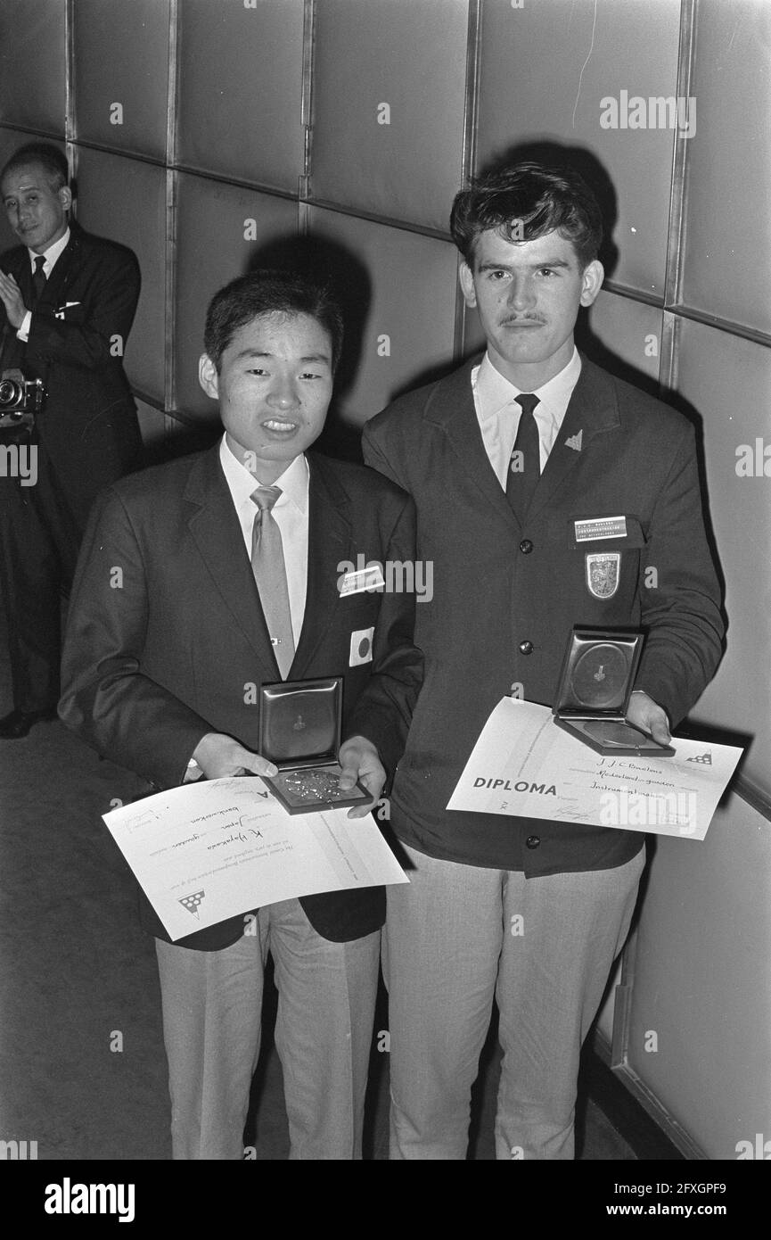 Quindicesimo Concorso Internazionale di Vocazionale 1966, cerimonia di premiazione a Utrecht, sulla sinistra giapponese K. Haya Kawa, sulla destra Dutchman J.J.C. Budas, 28 giugno 1966, NOMINE, cerimonie di premiazione, Concorsi, Paesi Bassi, foto agenzia stampa del XX secolo, notizie da ricordare, documentario, fotografia storica 1945-1990, storie visive, Storia umana del XX secolo, che cattura momenti nel tempo Foto Stock