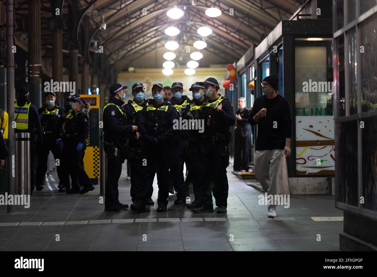 Melbourne, Australia 27 maggio 2021, la polizia aspetta al fianco prima di un raduno di manifestanti anti anti anti-lockdown fuori dalla stazione di Flinders Street di Melbourne, dove i manifestanti vi esprimono opinioni sul blocco di 7 giorni che dovrebbe iniziare a mezzanotte questa sera. Credit: Michael Currie/Alamy Live News Foto Stock