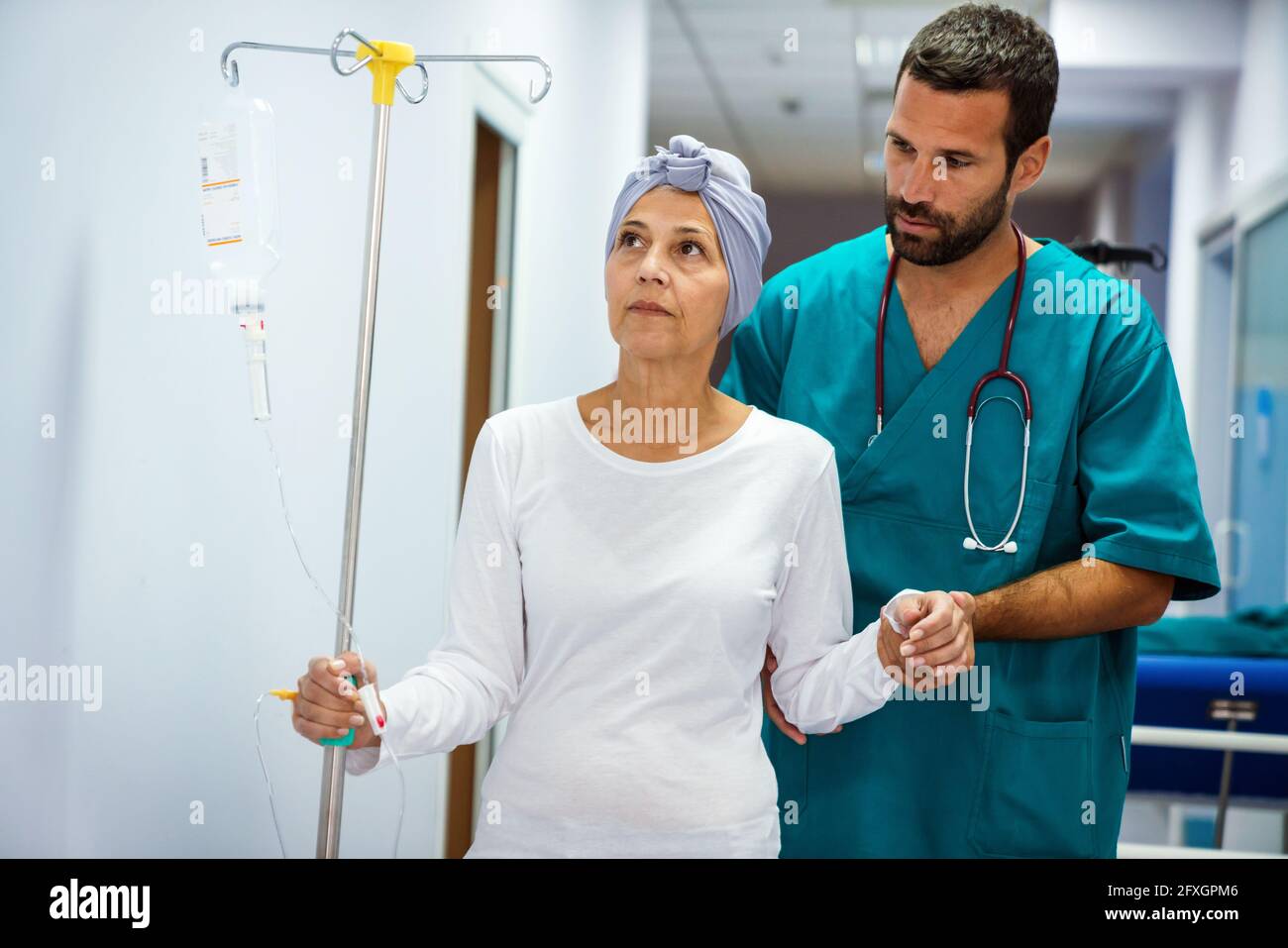 Donna con cancro durante la chemioterapia che si è ripresa dalla malattia in ospedale Foto Stock