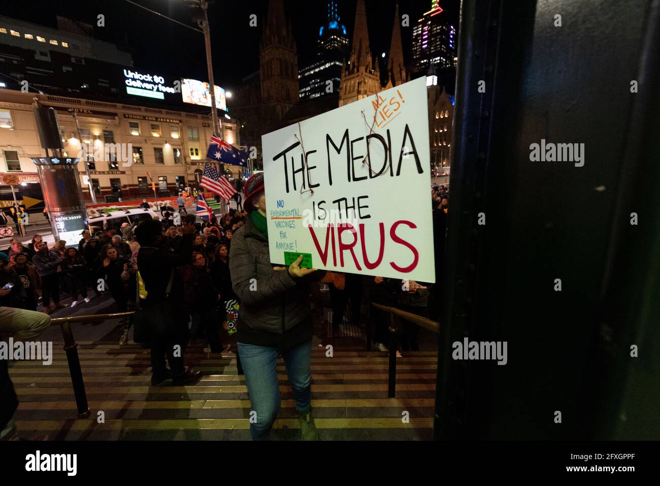Melbourne, Australia 27 maggio 2021, un manifestante sui gradini della stazione durante un raduno di manifestanti anti anti anti-lockdown al di fuori della Flinders Street Station di Melbourne, dove i manifestanti vi esprimono opinioni sul blocco di 7 giorni che dovrebbe iniziare a mezzanotte questa sera. Credit: Michael Currie/Alamy Live News Foto Stock