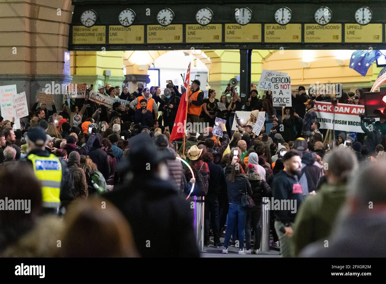 Melbourne, Australia 27 maggio 2021, protestante sui gradini della stazione durante un raduno di manifestanti anti anti anti-lockdown fuori dalla stazione di Flinders Street di Melbourne, dove i manifestanti vi esprimono opinioni sul blocco di 7 giorni che dovrebbe iniziare a mezzanotte questa sera. Credit: Michael Currie/Alamy Live News Foto Stock