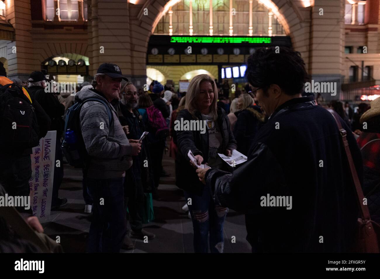 Melbourne, Australia 27 maggio 2021, i manifestanti consegnano volantini durante un raduno di manifestanti anti anti anti anti-lockdown fuori dalla stazione Flinders Street di Melbourne, dove i manifestanti vi esprimono opinioni sul blocco di 7 giorni che dovrebbe iniziare a mezzanotte questa sera. Credit: Michael Currie/Alamy Live News Foto Stock
