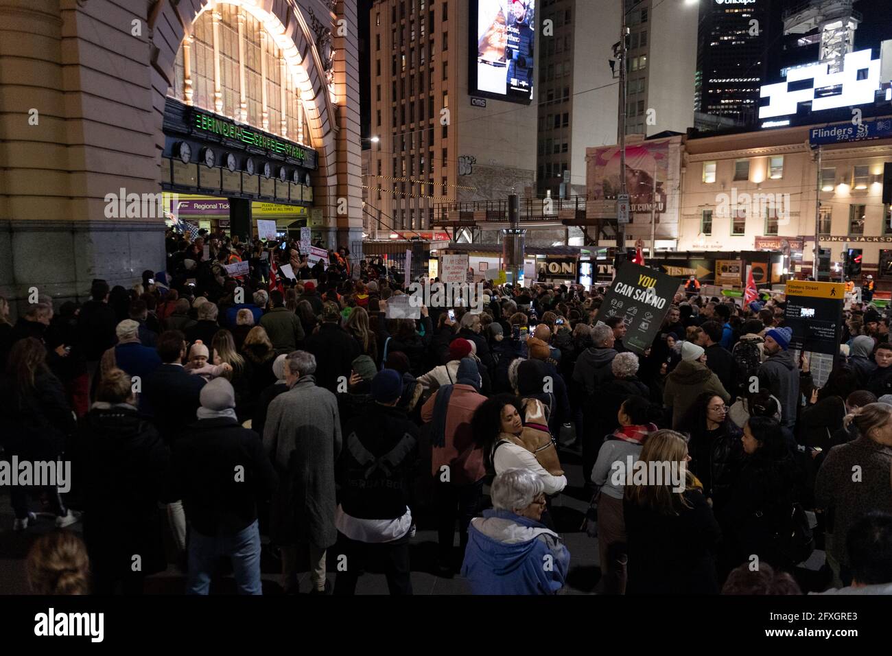 Melbourne, Australia 27 maggio 2021, la folla si è riunita durante un raduno di manifestanti anti anti anti-lockdown al di fuori della Flinders Street Station di Melbourne, dove i manifestanti vi esprimono opinioni sul blocco di 7 giorni che dovrebbe iniziare a mezzanotte questa sera. Credit: Michael Currie/Alamy Live News Foto Stock